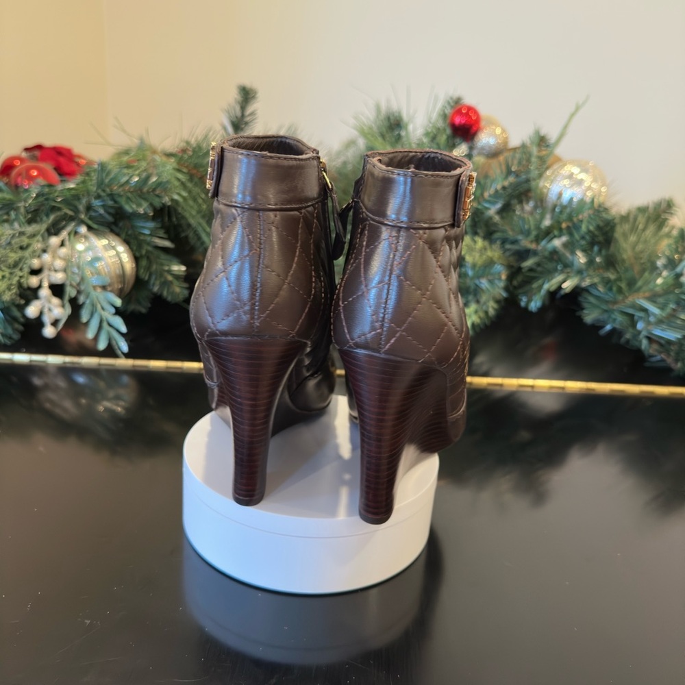 Tory Burch NWOT Authentic RARE Luxury Minimalist Quilted Brown Ankle Boots - Picture 7 of 17